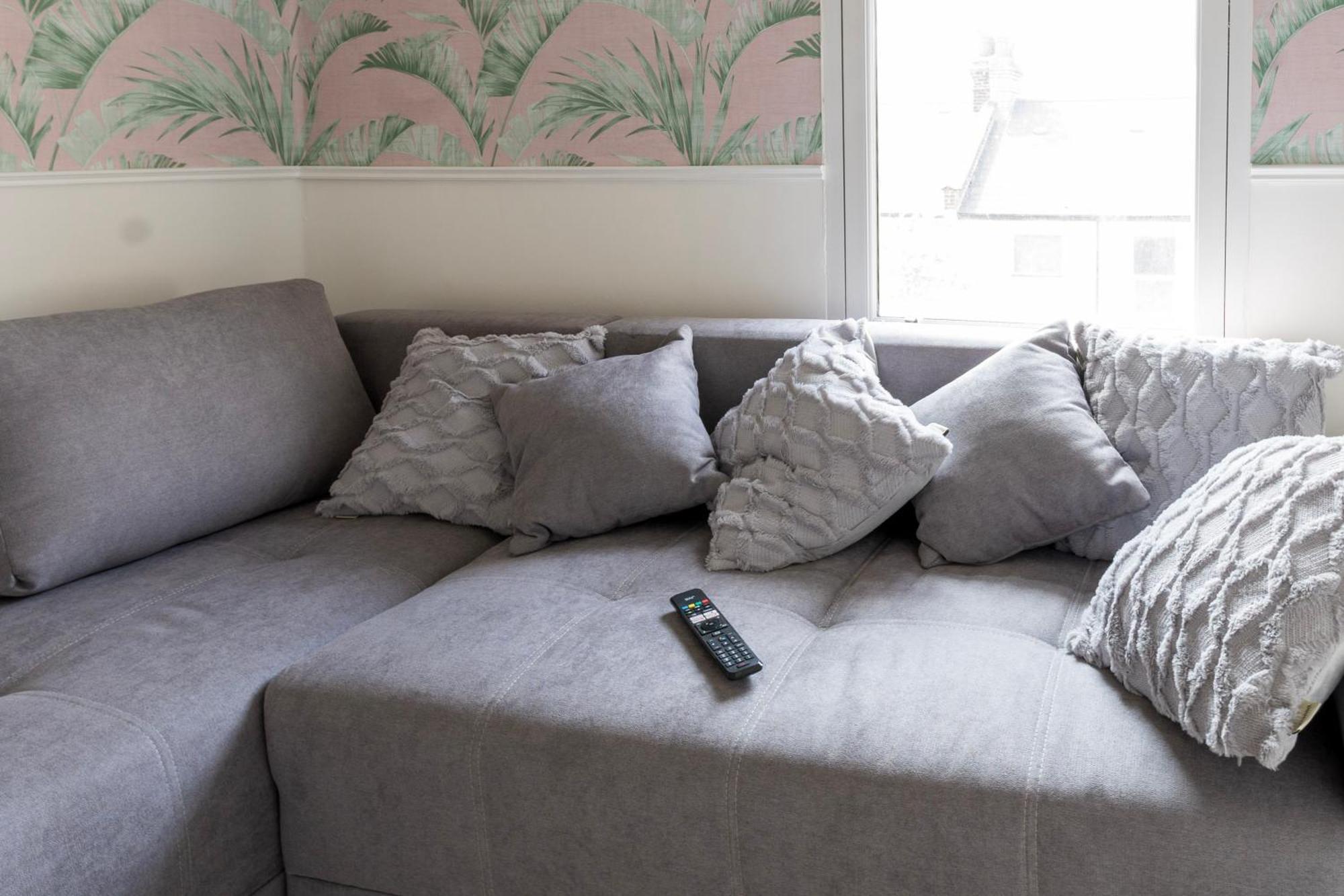 5C- Stylish Urban Retreat - Spacious 2 Bed Flat ลอนดอน ภายนอก รูปภาพ